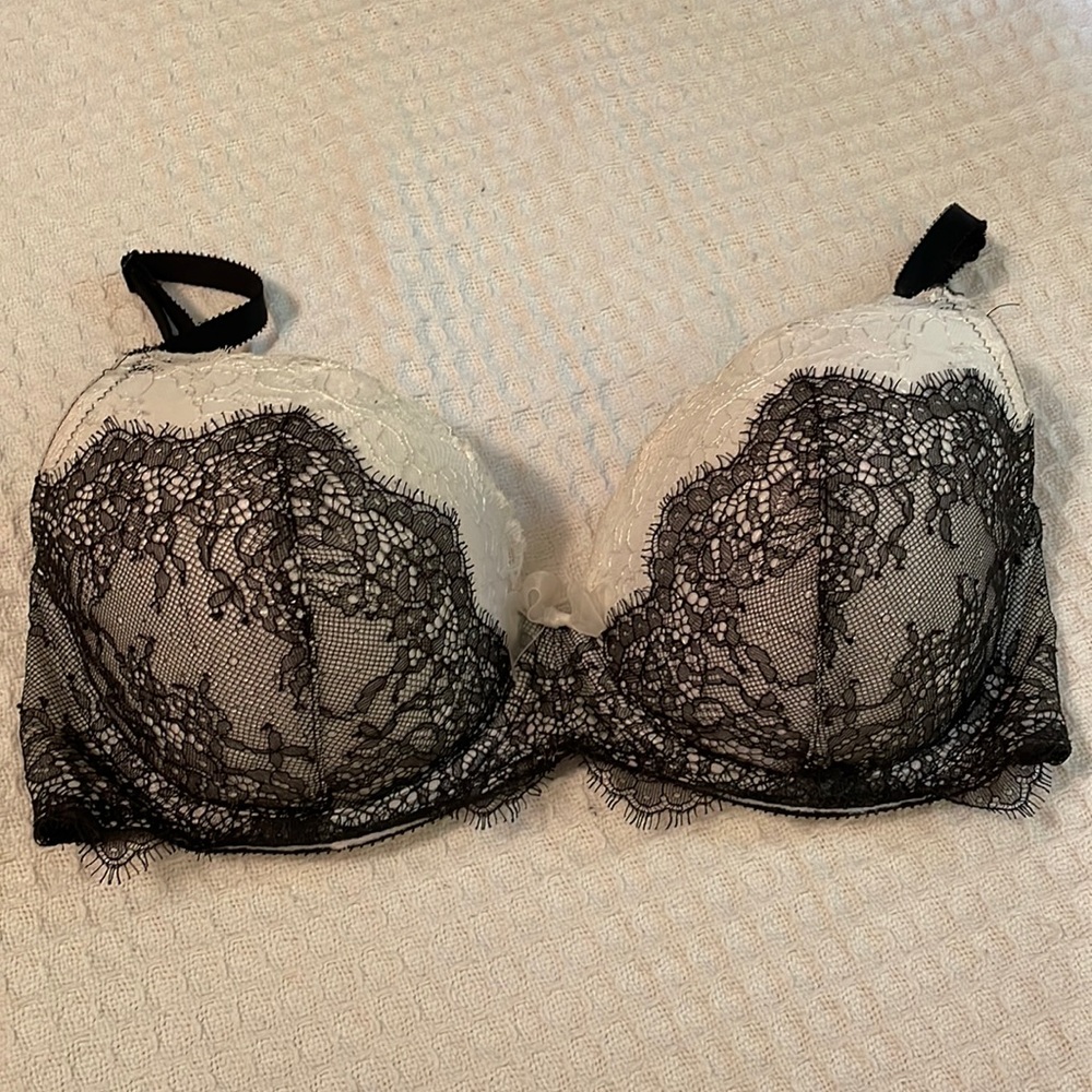 Victoria’s Secret dream Angel’s 34DD bra